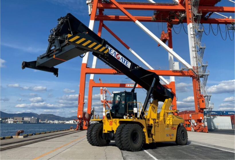 リーチスタッカー